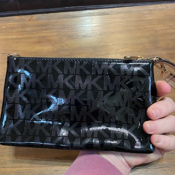 Michael Kors Metallic Black Gold Logo Patent Leather Small Wristlet Wallet NWOT - Picture 2 of 6